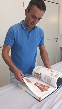 Gerald Pernsteiner recherchiert in einem medizienischen Fachbuch